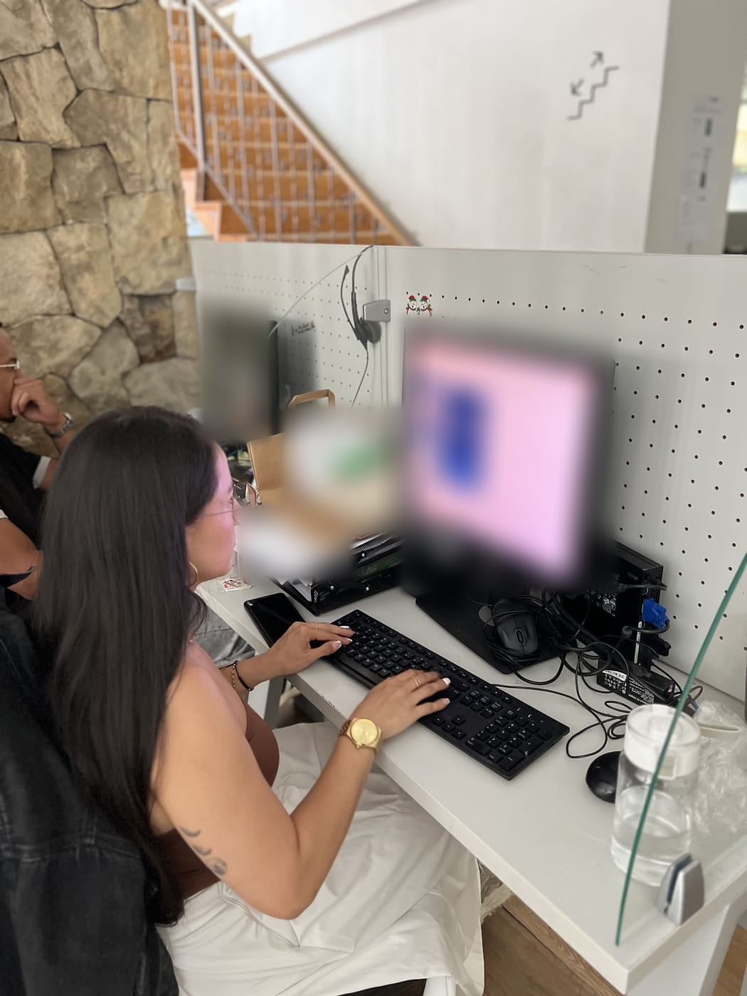 Asesora gestionando un caso en su computador