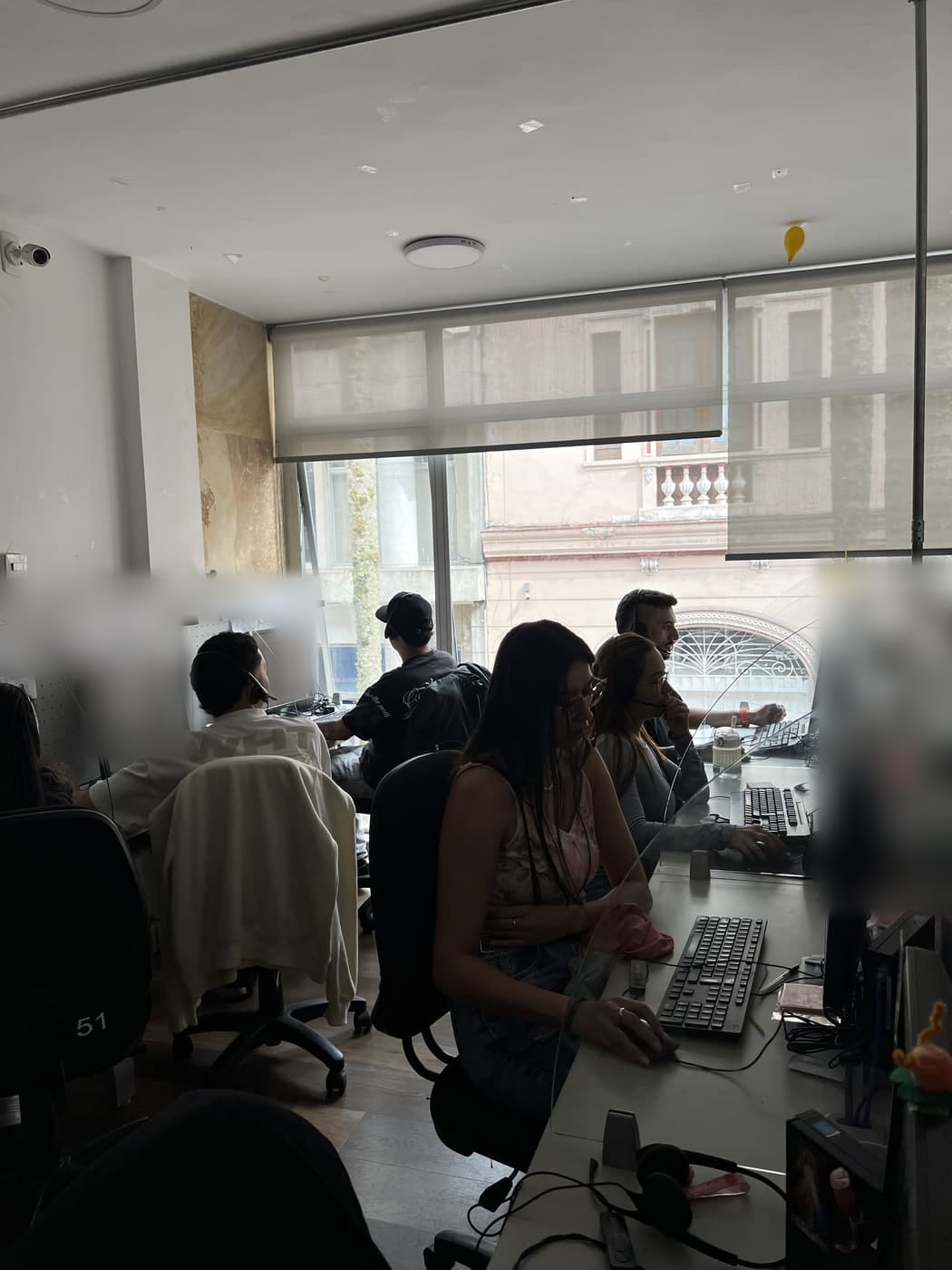 Equipo trabajando junto a los ventanales