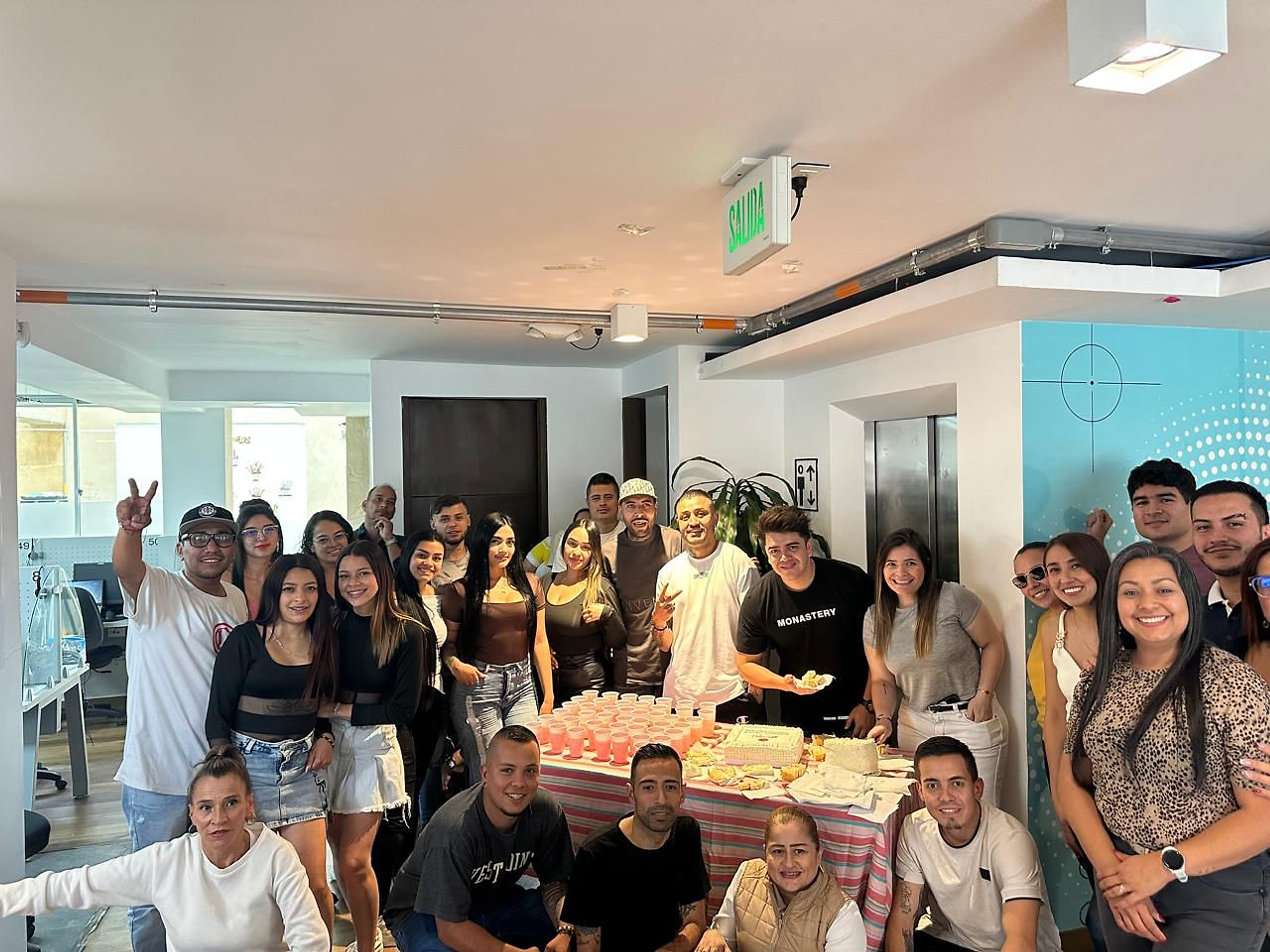 Equipo de VOZ360 reunido en su contact center de Manizales